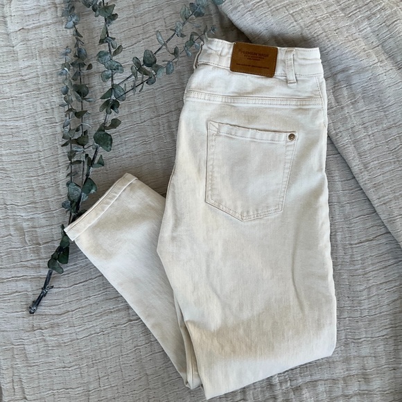 Zara Trafaluc White Baggy Jeans with Embroidered Pocket Size US 8 - Picture 4 of 5